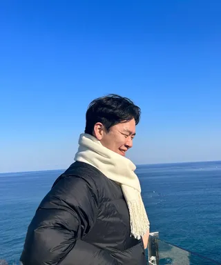 Hojin Jung smiling by the sea